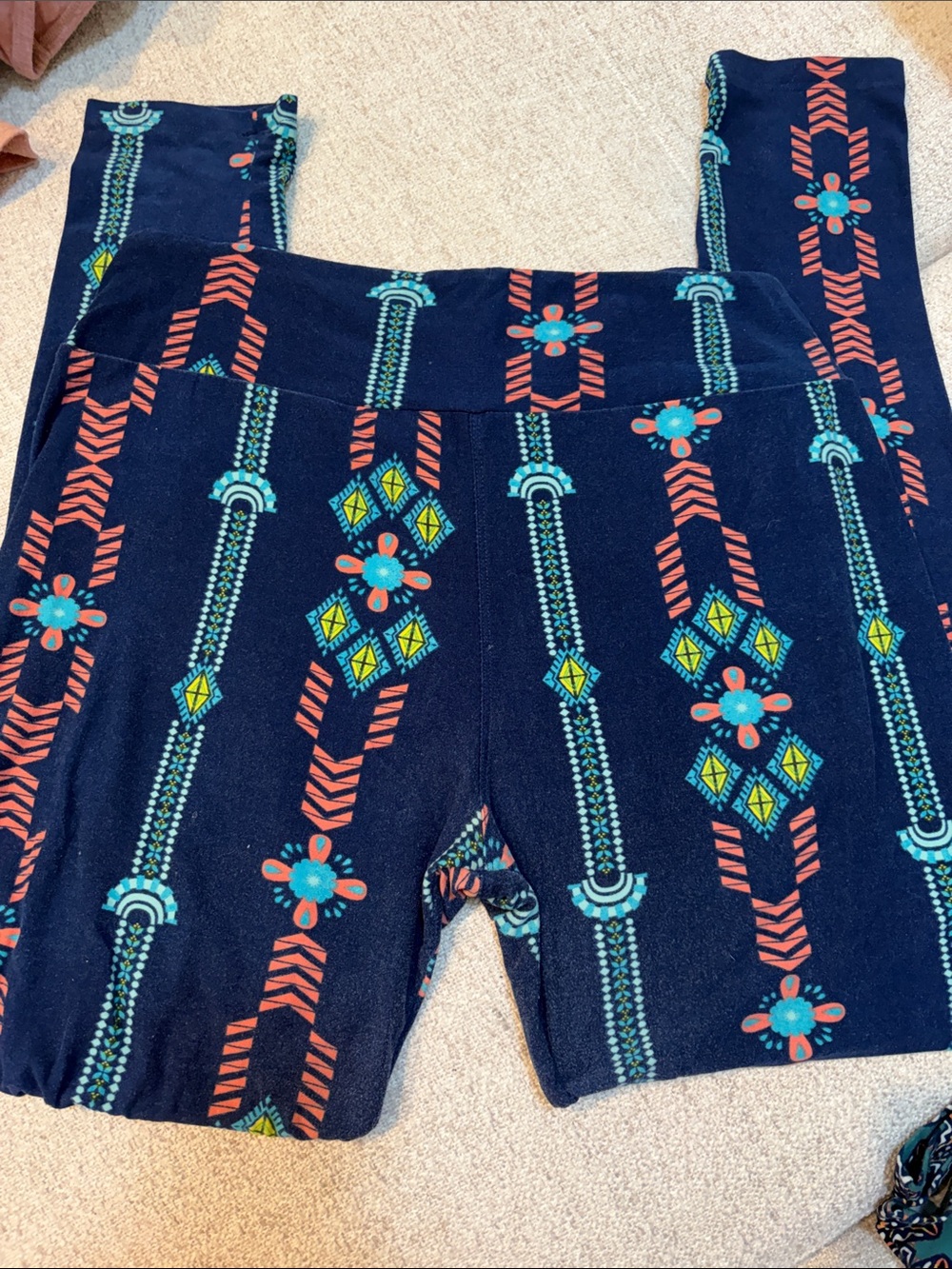 Bundle of EIGHT LuLaRoe TOPS AND LEGGINGS 💫💫 - Picture 11 of 12